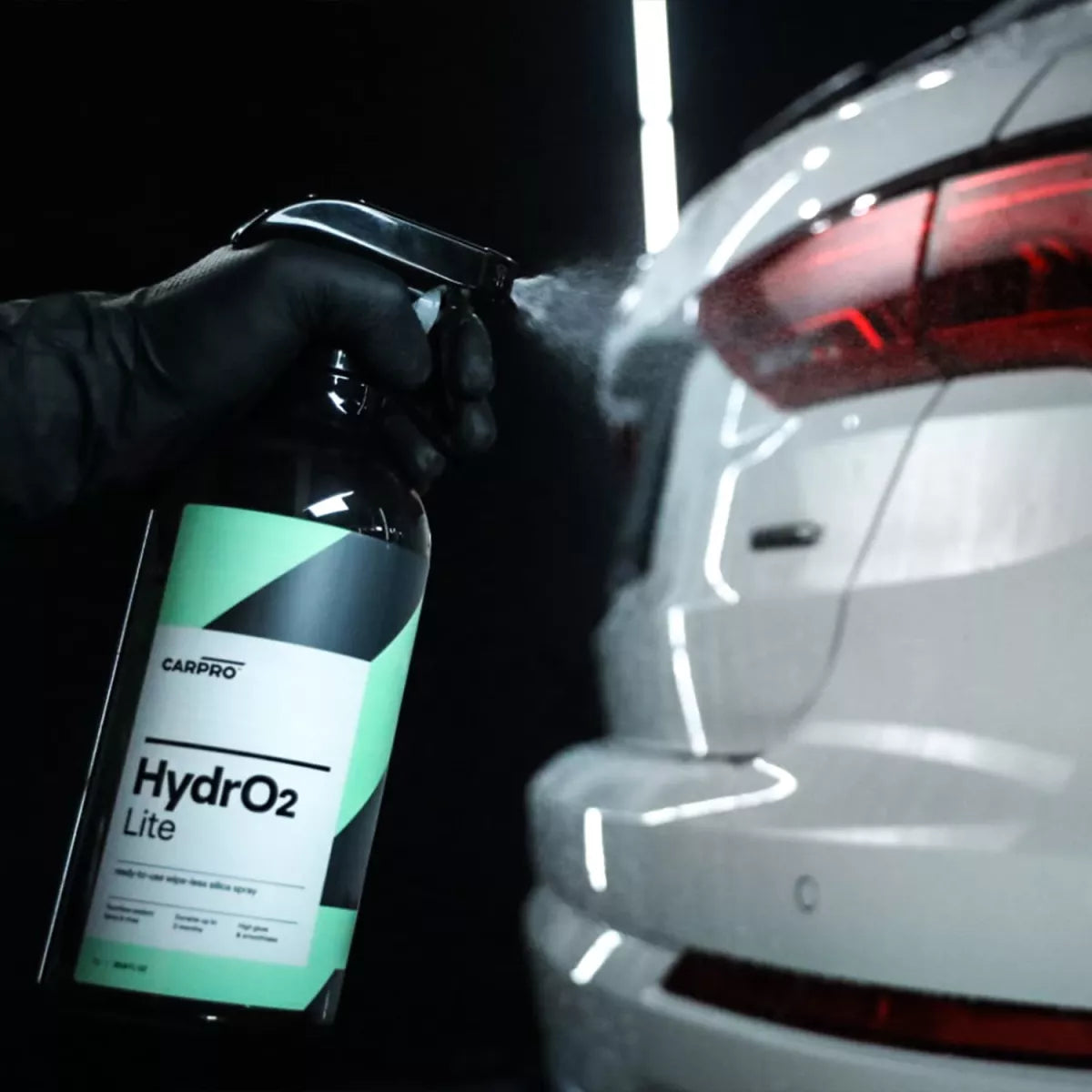 Aufsprühen von CarPro HydrO2 Lite auf nassen Fahrzeuglack