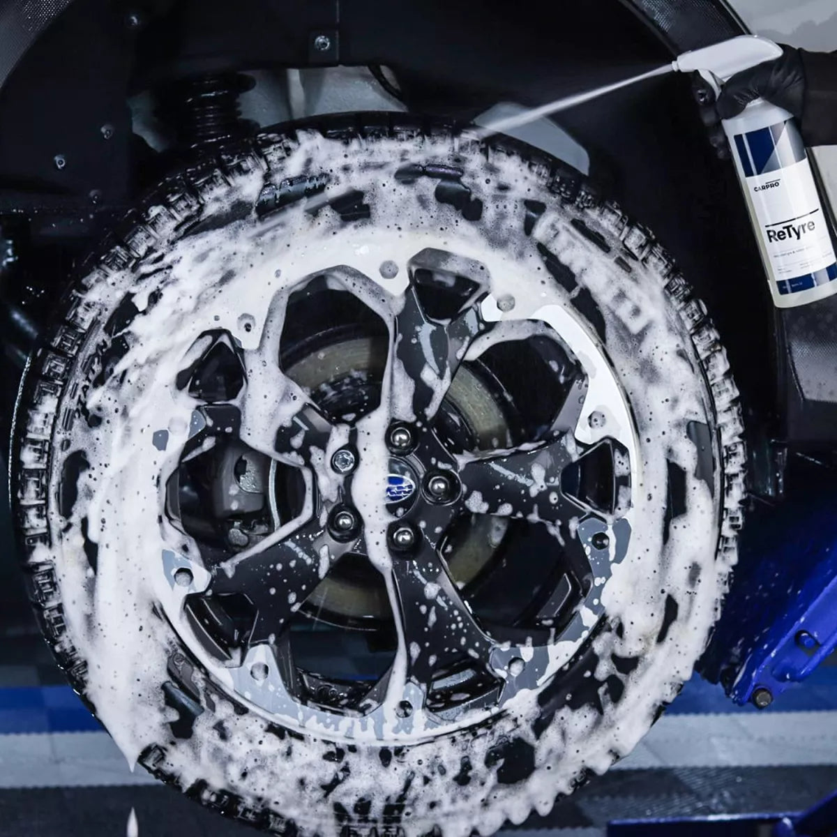 CarPro ReTyre – starker Reifenreiniger mit Schaumbildung zur Tiefenreinigung