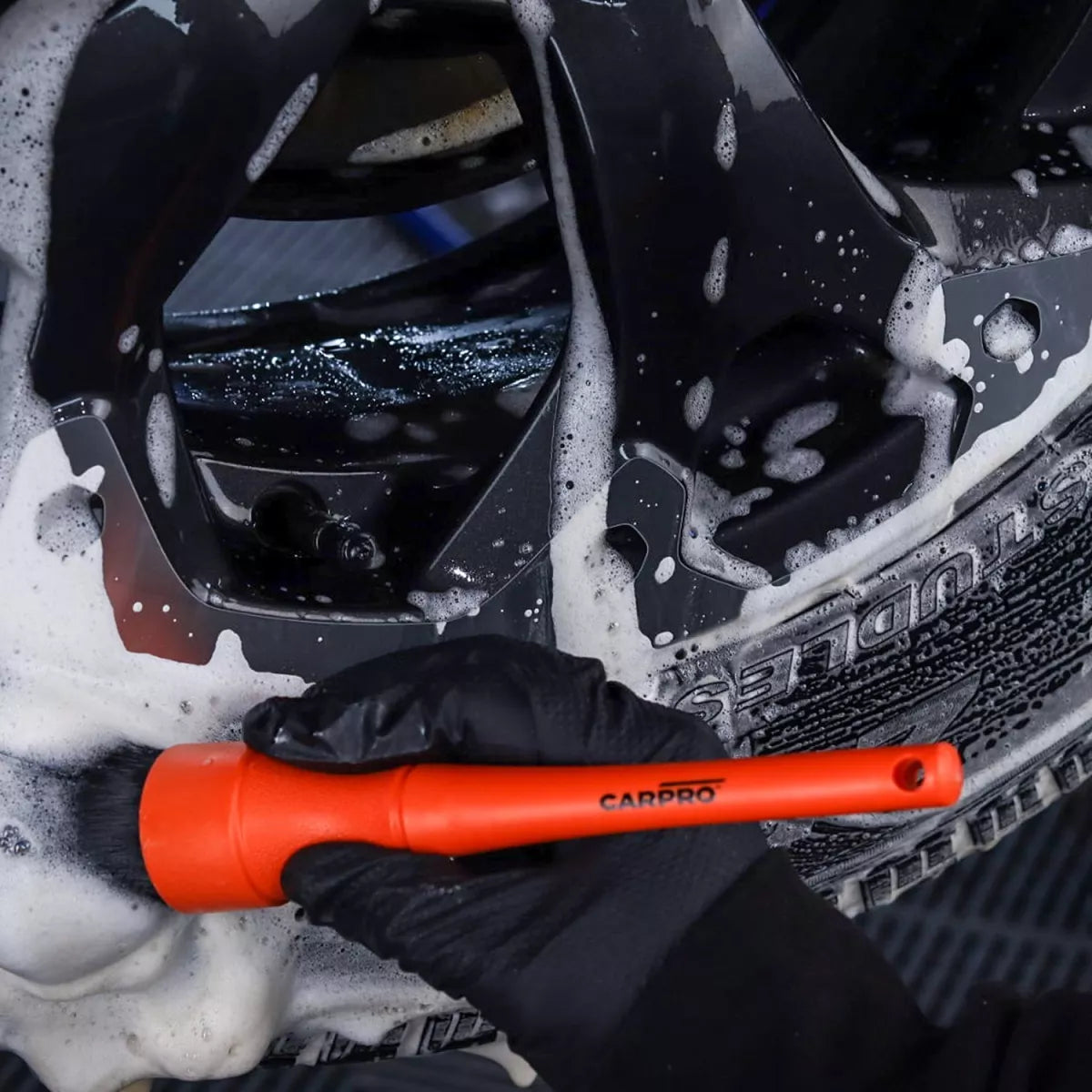 CarPro ReTyre – starker Reifenreiniger mit Schaumbildung zur Tiefenreinigung