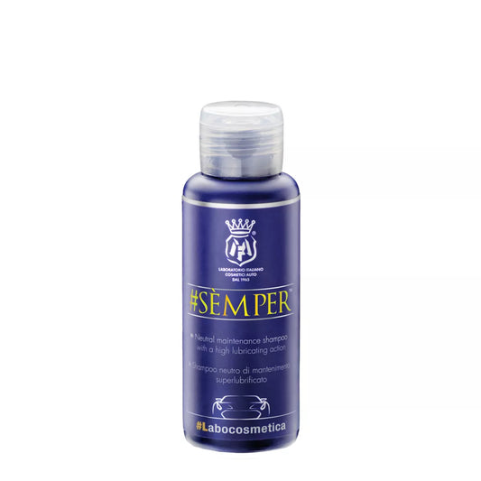 Labocosmetica Sèmper pH-neutrales Autoshampoo Flasche vor Fahrzeug
